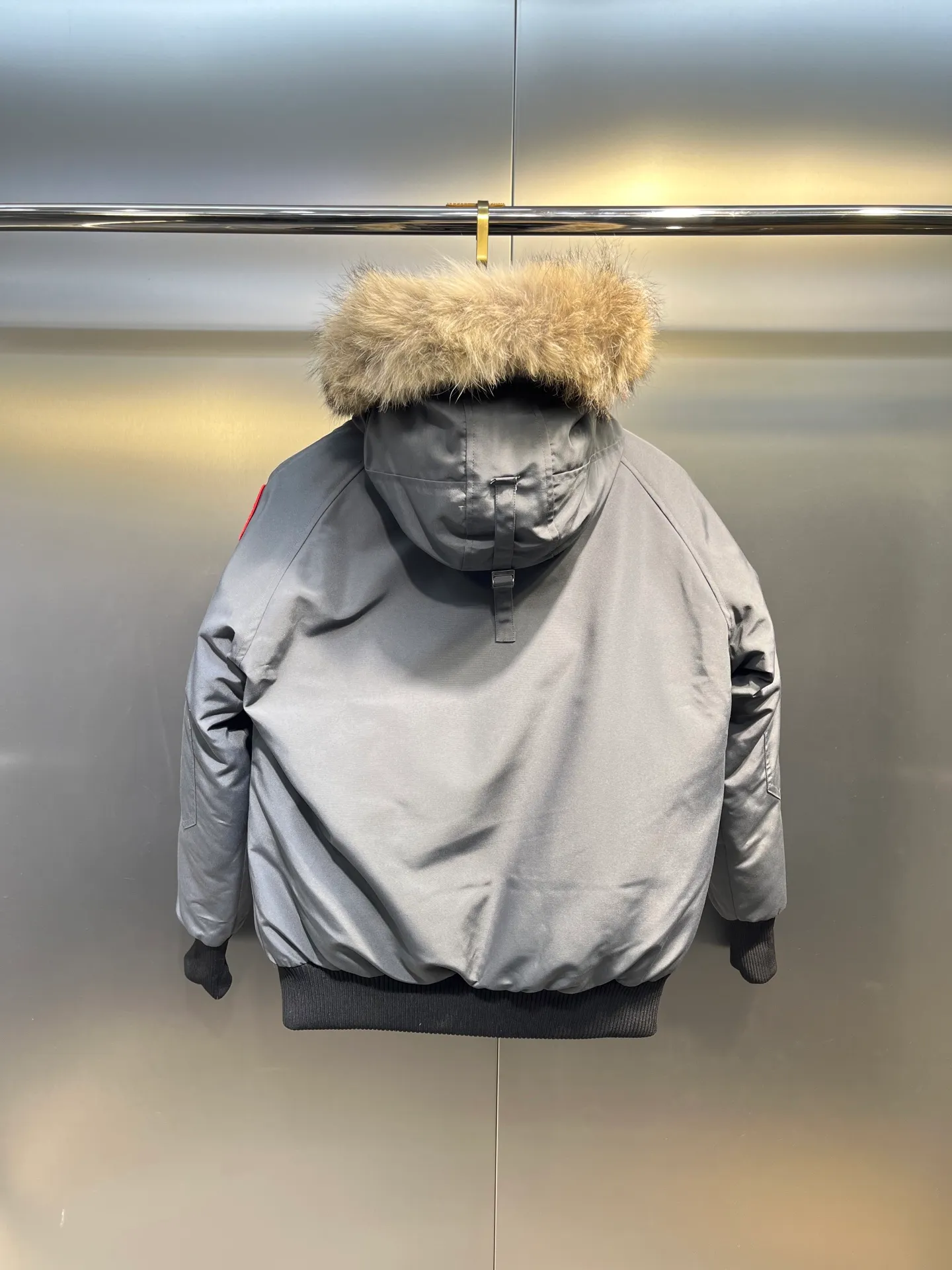 P780 CANADA GOOES 02 model (graphite gray) Chilliwa bomber jacket 02 model, chosen by Arctic and Antarctic scientific expedition teams as cold-proof equipment, the Rolls-Royce of down jackets. ➖ Industry-leading anti-counterfeiting chip sensing. ➖ Imported Behringer embroidery machines and customized embroidery labels, the highest level and industry leading. ➖ Imported Korean 21-count polyester-cotton blended original fabric, TC85 waterproof coated fabric, water-repellent, windproof and wear-resistant. ➖ The new national standard 80 white duck down is filled with an average of 520 grams of down. The amount of down filled is industry-leading. ➖ 100% nylon lon lining with double double-layer sealing design to prevent velvet running, seamless thread design on cuffs! ➖ Western Canadian Green Wolf Collar. ➖ Yoshida YKK provides original factory-customized electroplated sliders. YKK two-way lockable zippers are tight and smooth and do not peel off paint. ➖ 3M composite Velcro is durable and the accessories and hardware are all custom-made. Note: Our copywriting is only simple and clear. Instead of bragging about the copywriting, it is better to compare and understand with samples. Only for the purest, most focused, most professional, highest quality, and highest sex!  size：xs-xl